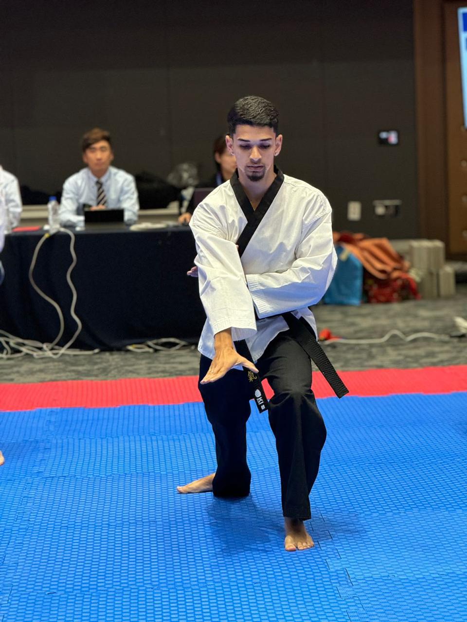 Paulo Lacheski executando técnica de Taekwondo