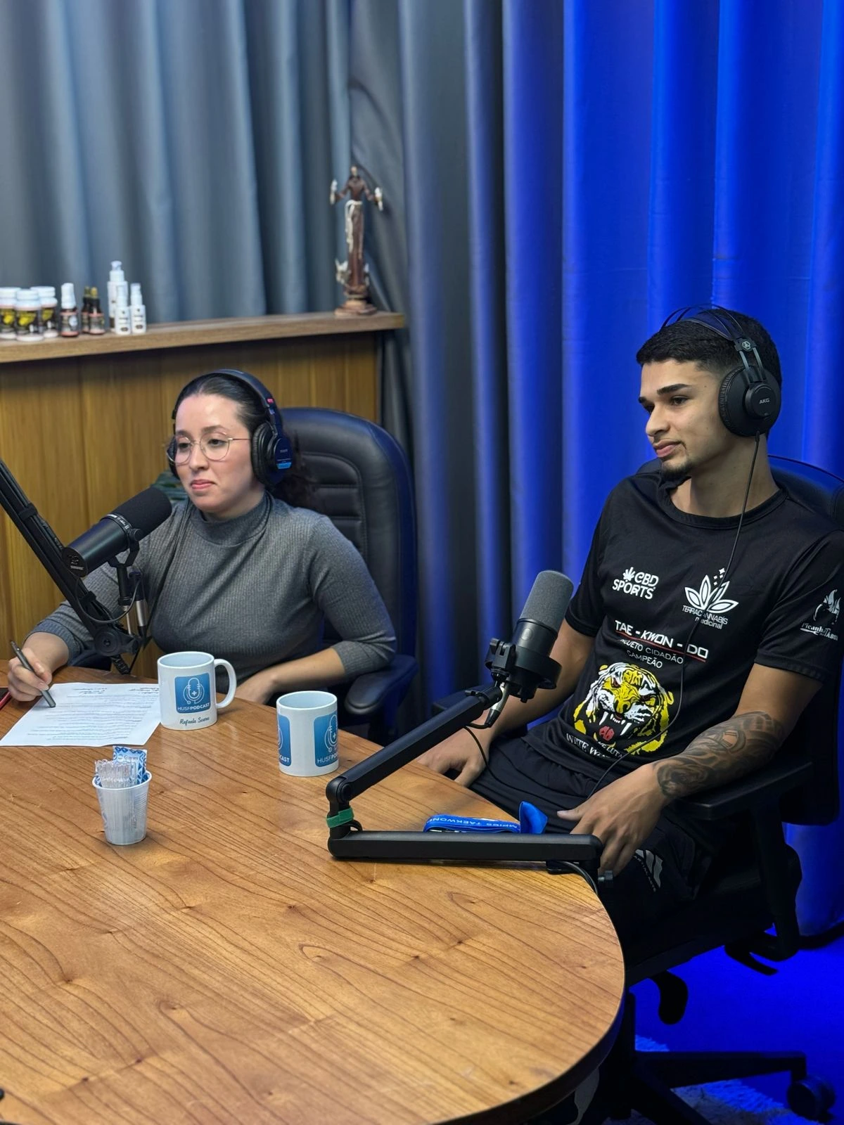 Participação em gravação de podcast em estúdio