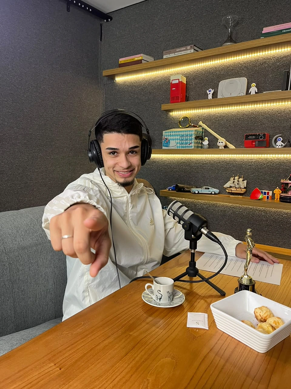 Entrevista com fones de ouvido durante podcast