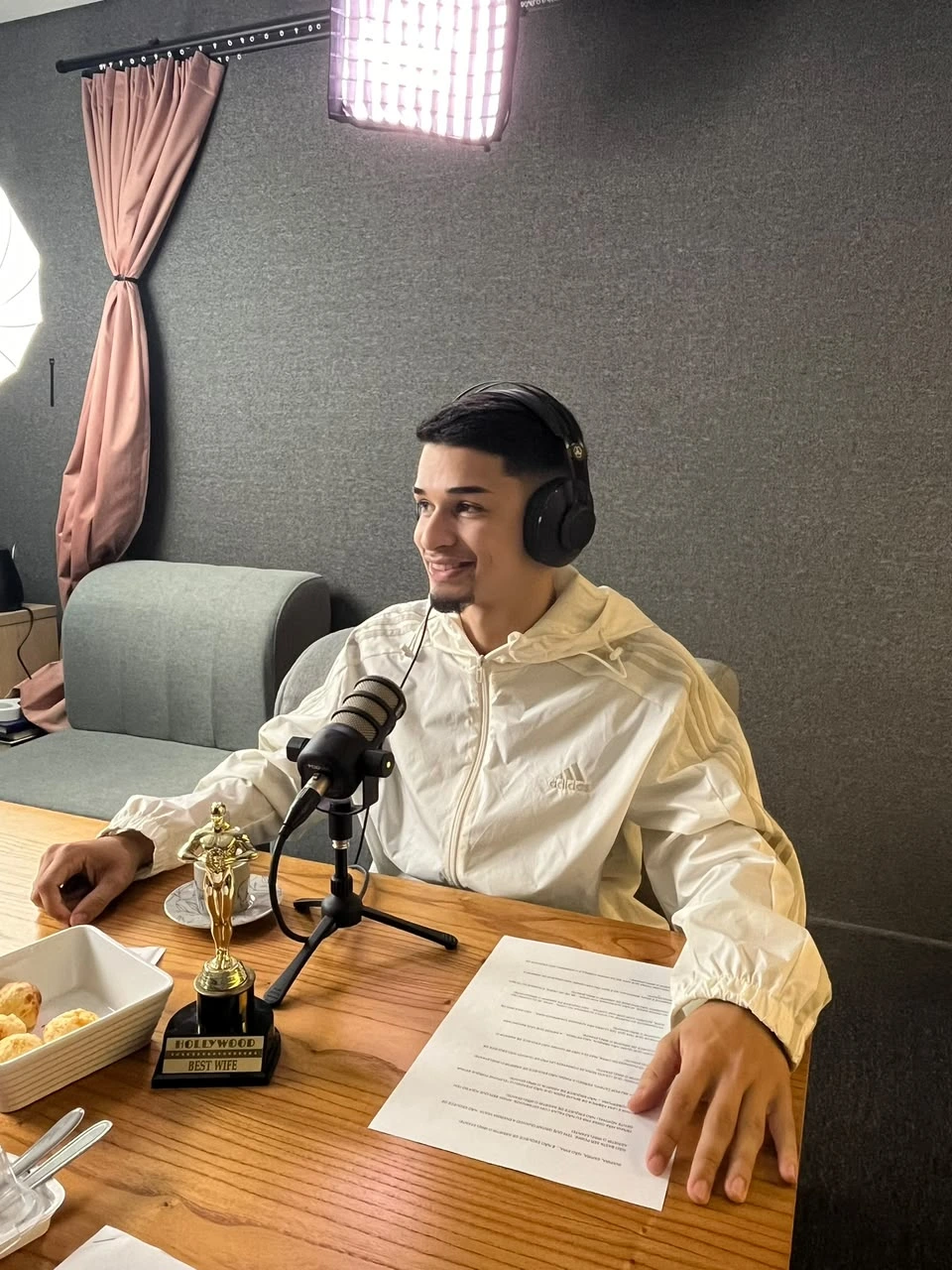 Conversa ao microfone durante participação em podcast