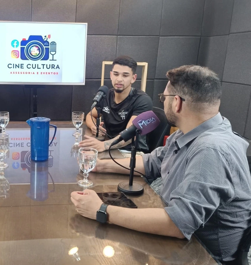 Participação em mesa de entrevista com convidado