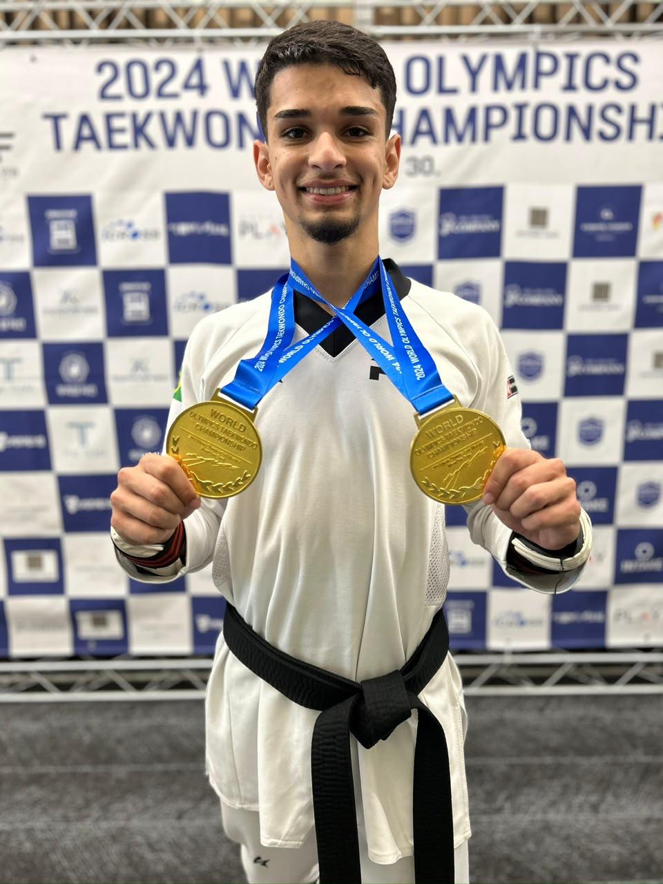 Paulo Lacheski com medalhas de ouro