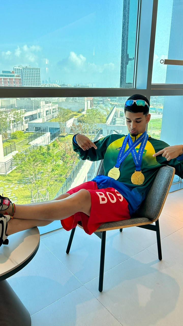 Paulo Lacheski com medalhas pela seleção brasileira